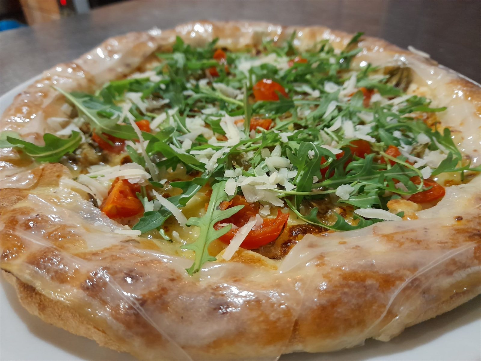 Una pizza appena sfornata